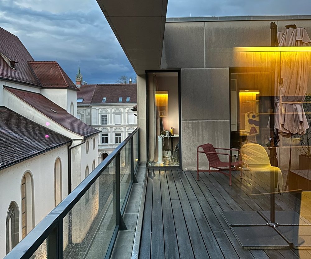 Dachterrasse der Frauenärztinnen Konstanz in der Abenddämmerung mit Blick über die Dächer der Altstadt
