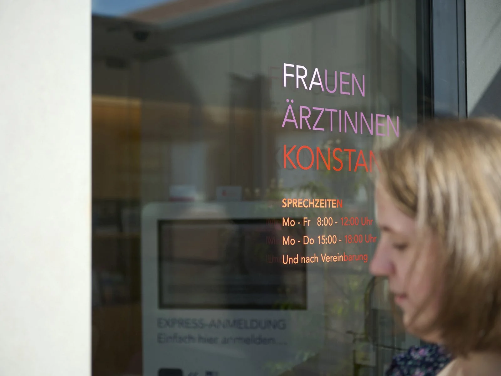Willkommensschild und Self-Check-in im Eingang
