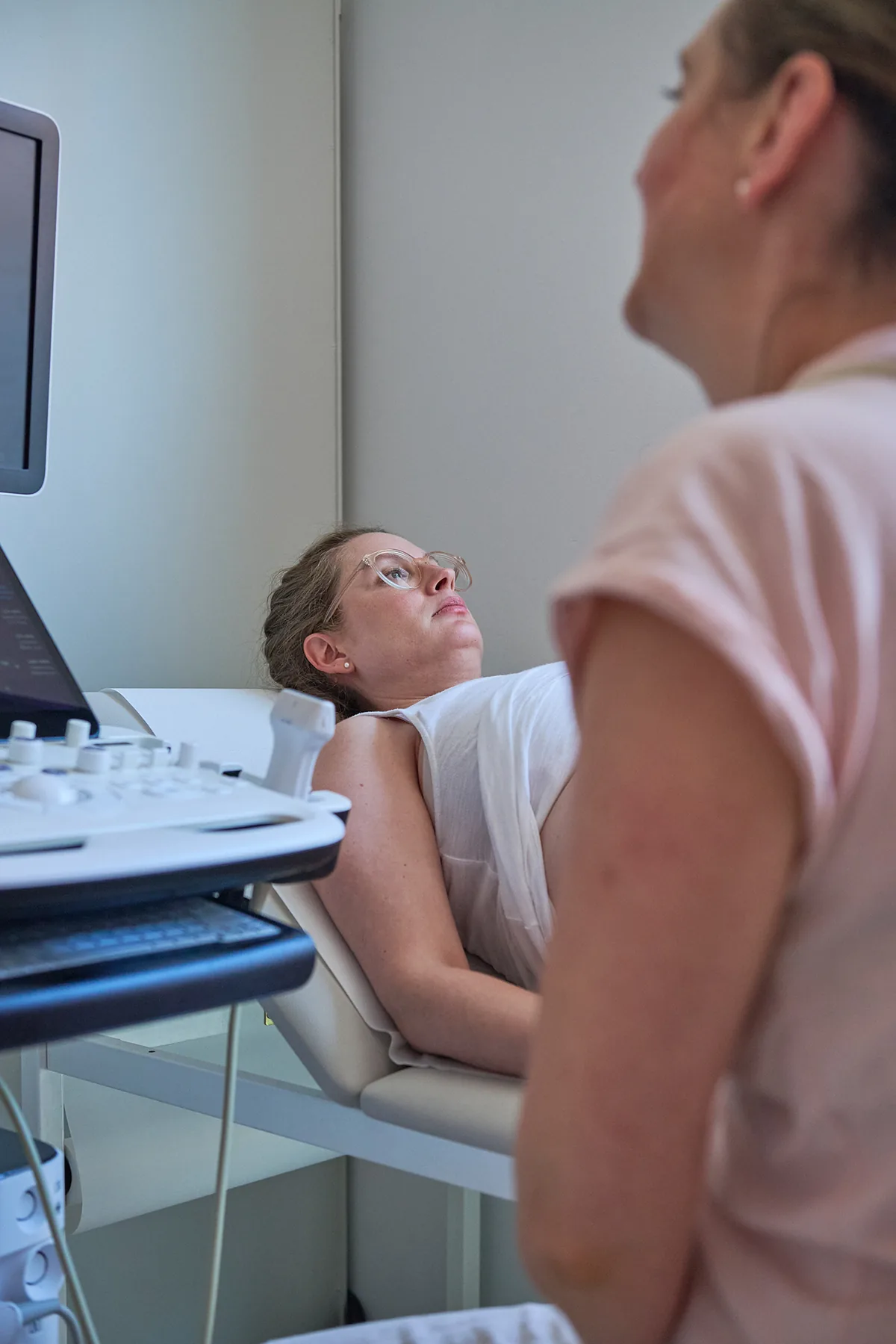 Dr. Marion Hansberg-Otte bespricht den Befund mit der Patientin